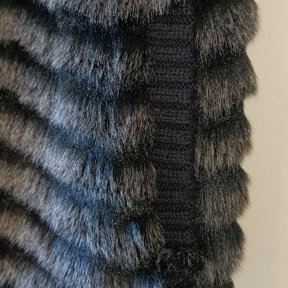 Chico's faux fur vest with side pockets - Picture 4 of 11